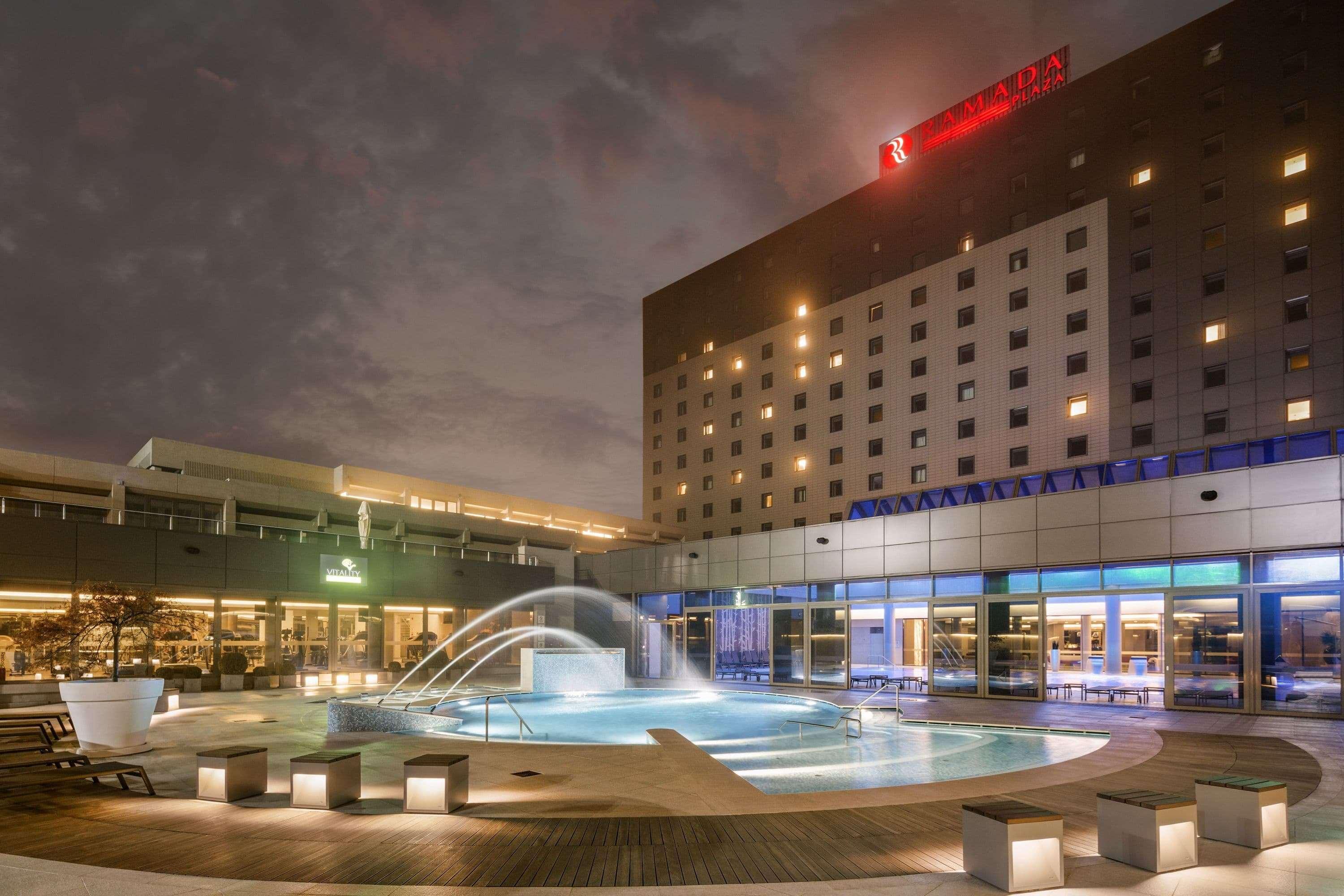 Ramada Plaza By Wyndham Bucharest Convention Center Hotel Exterior photo